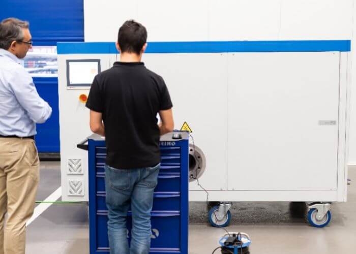 Técnico programando ensayo de estabilidad en cámara climática industrialfuncionamiento de una camara climatica